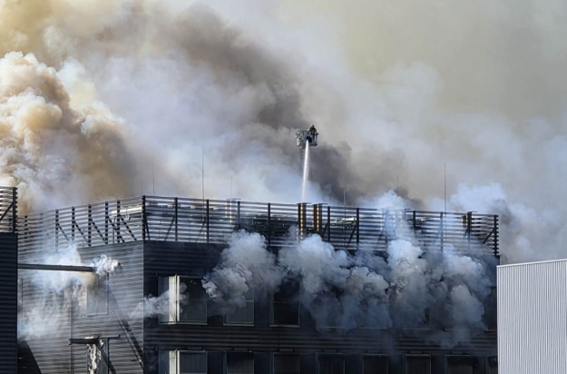 Фото до матеріалу: У Нідерландах гасять велику пожежу у дата-центрі: проблеми для клієнтів