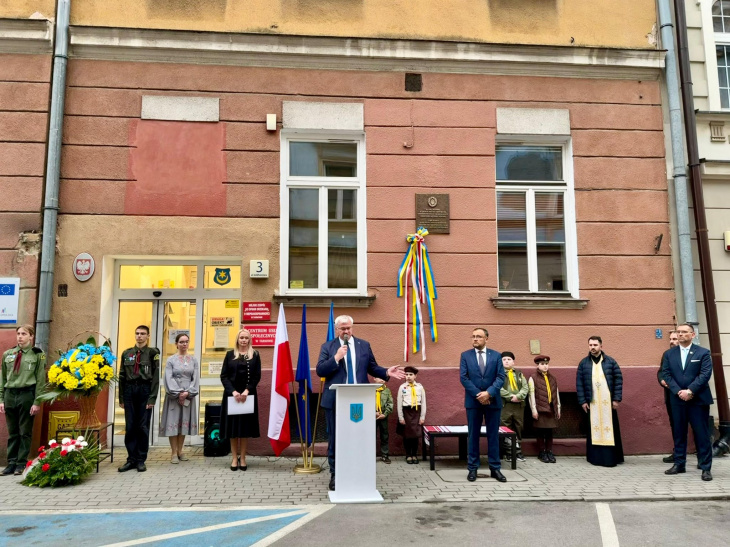 Фото до матеріалу: Сибіга відкрив меморіальну дошку на честь МЗС УНР у Тарнові