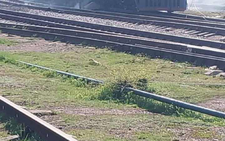 Фото до матеріалу: Росіяни атакували потяг на Миколаївщині: пошкоджено локомотив, рейси йдуть з затримкою