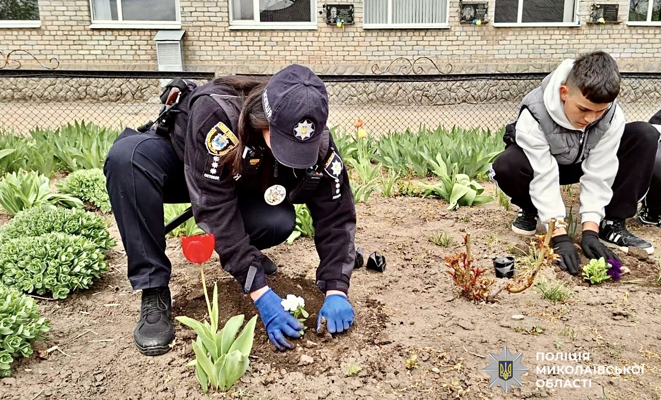 Фото до матеріалу: Поліцейська та учні Кривоозерського ліцею разом висадили квіти на Первомайщині