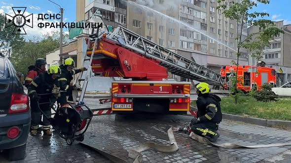 Фото до матеріалу: У Івано-Франківську вогнем охопили п'ять і шість поверхів дев'ятиповерхівки