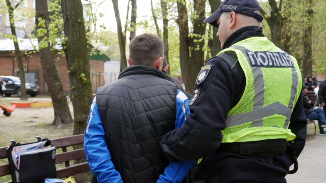 Фото до матеріалу: У Хмельницькому чоловік відкрив стрілянину у дворі житлового будинку