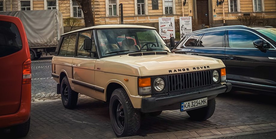 Фото до матеріалу: Британська класика: у Києві помітили рідкісний розкішний позашляховик 80-х (фото)