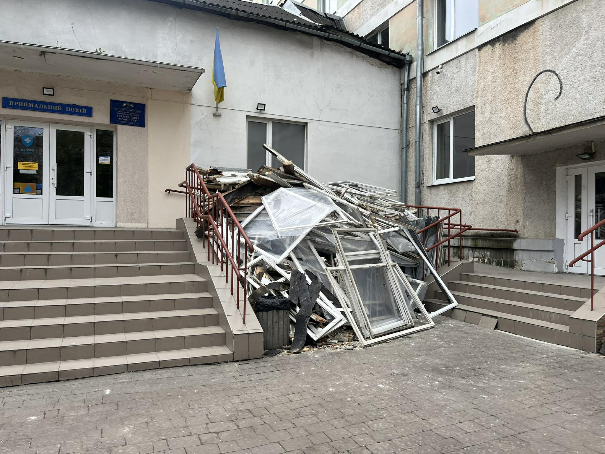 Фото до матеріалу: У Франківську відновили 79 вікон у перинатальному центрі після атаки дроном