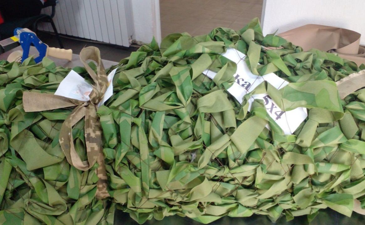 Фото до матеріалу: Вихованці та працівники дитсадка «Ромашка» з Решетилівки плетуть сітки для фронту