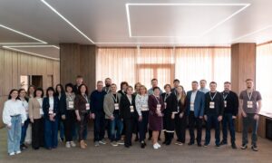 Фото до матеріалу: У Павлопільлі з'явився стабільний мобільний зв'язок: мешканці більше не шукають точки сигналу