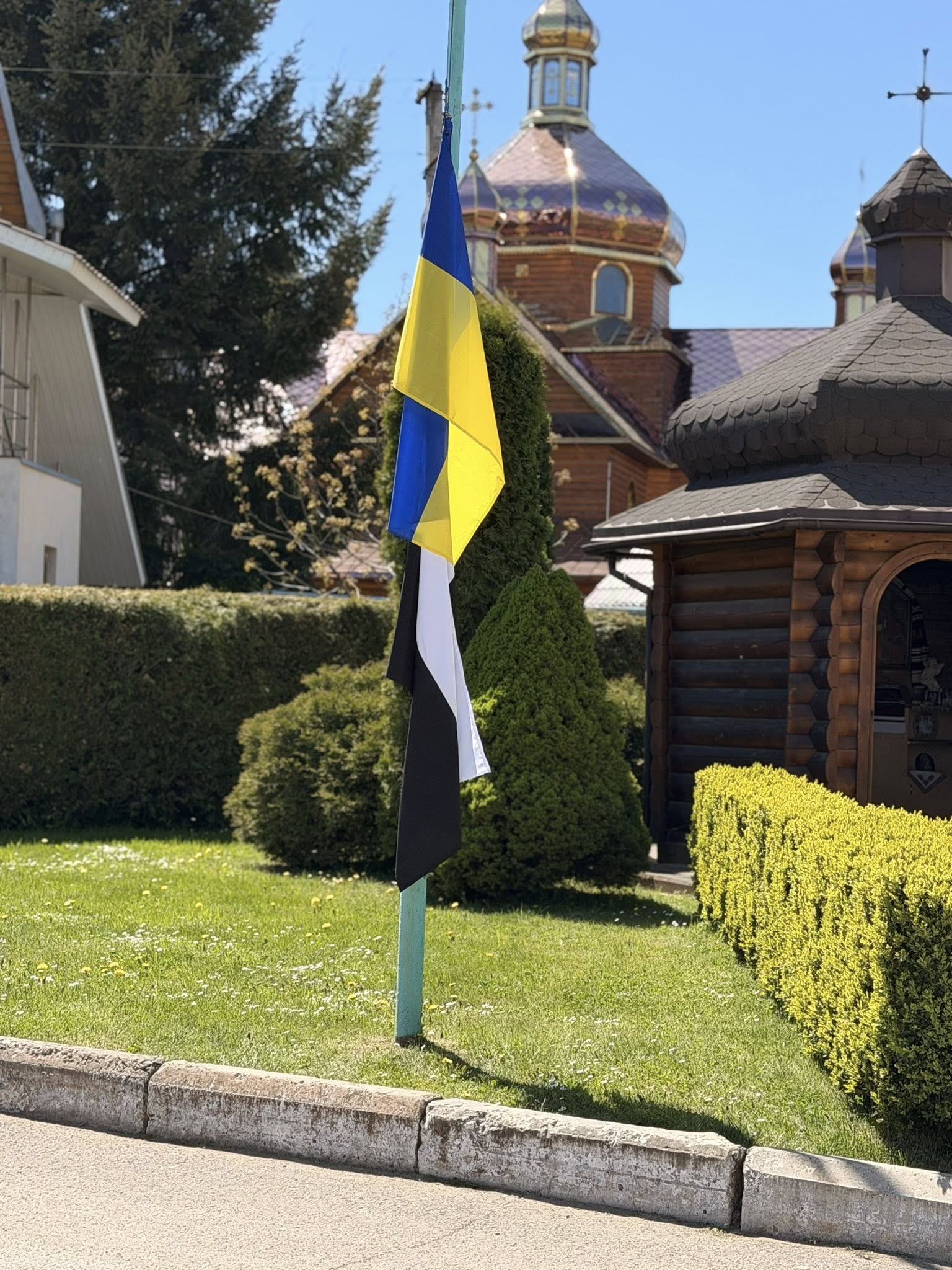 Фото до матеріалу: У Надвірній започаткували акцію «Прапор Надії» для родин полонених