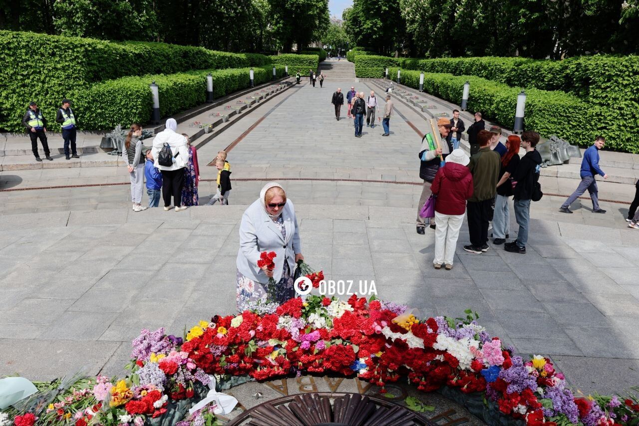 Фото до матеріалу: Мало людей, багато поліції: як пройшов День перемоги біля Меморіалу вічної слави в Києві