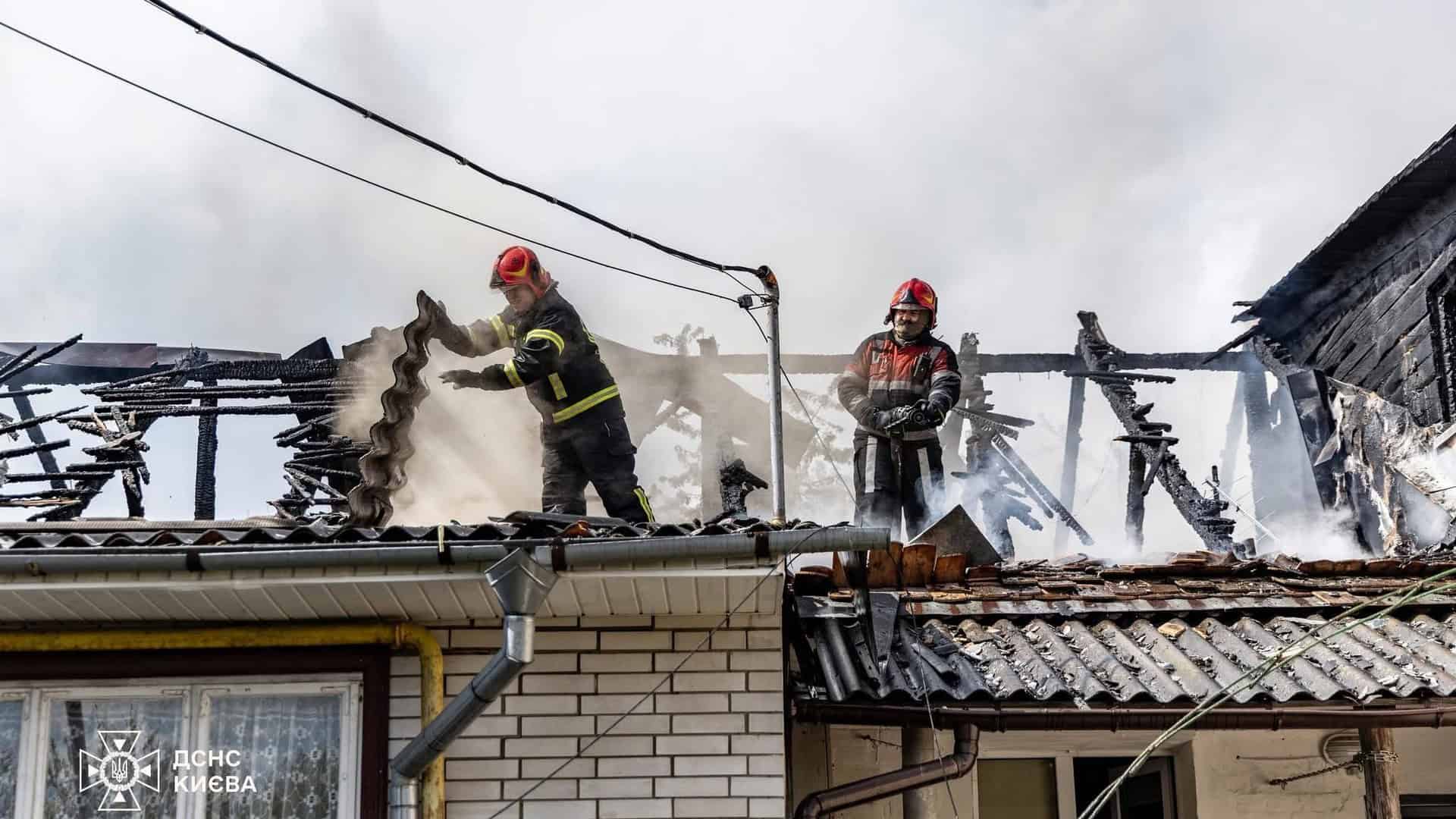 Фото до матеріалу: Пожежа на вулиці Ягідна в Голосіївському районі: вогонь знищив дах будинку