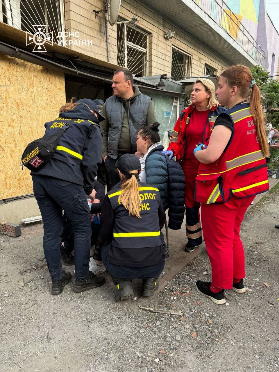 Фото до матеріалу: У Києві 12 загиблих: рятувальники витягли з-під завалів тіло жінки