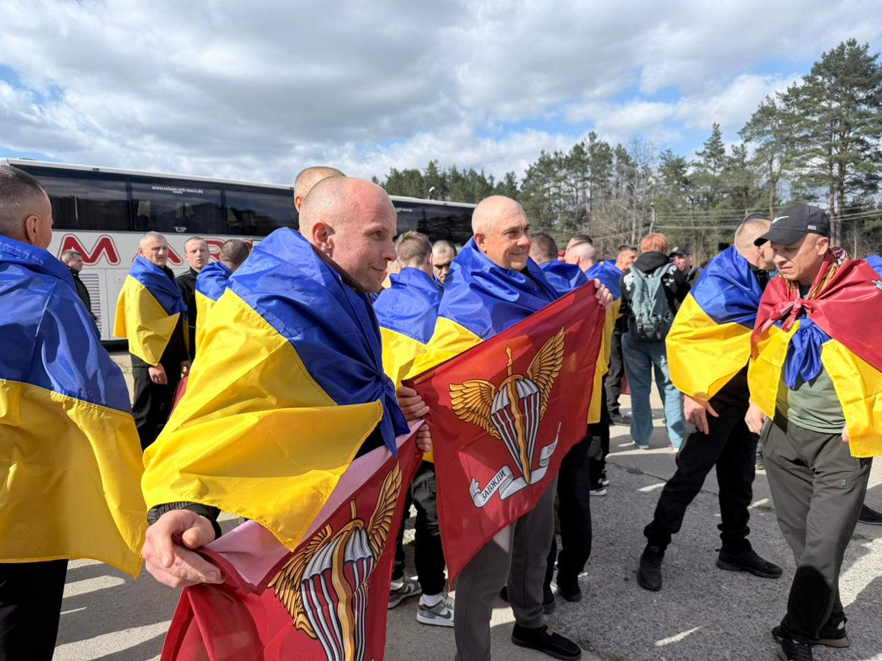 Фото до матеріалу: 193 українських воїнів повернулися з полону: другий етап Великоднього обміну