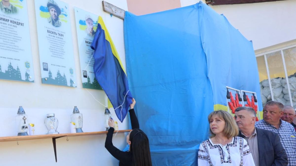 Фото до матеріалу: У Поляницькому ліцеї відкрили меморіальну дошку Герою Василю Ткачу