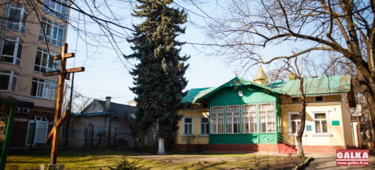 Фото до матеріалу: У Івано-Франківську виправляють помилки в календарях на 2026 рік