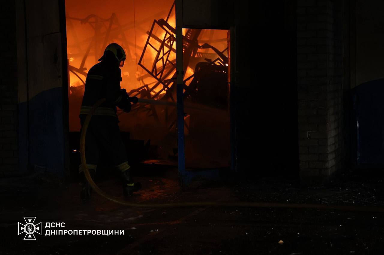 Фото до матеріалу: Пожежа на цивільному підприємстві в Дніпрі: ДСНС показує наслідки атаки