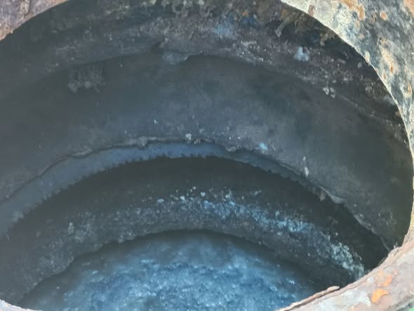Фото до матеріалу: У Сабарові мешканці влаштували вигрібну яму з шин без дна