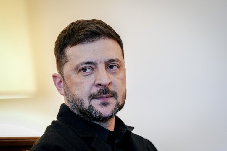 Фото до матеріалу: Новий верховний лідер Ірану зображений на меморіалі загиблих