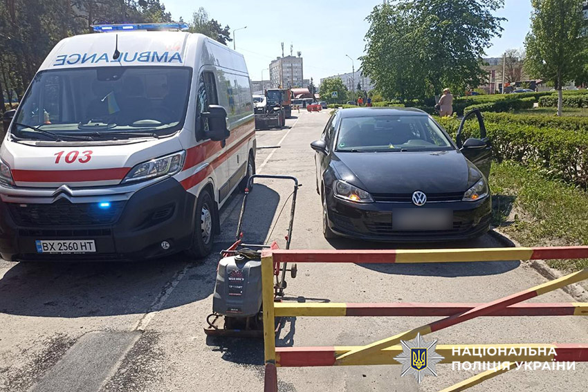 Фото до матеріалу: На Хмельниччині авто збило жінку, яка ремонтувала дорогу