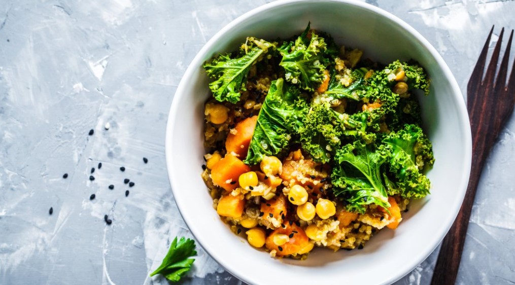 Фото до матеріалу: Теплий салат із кіноа та гарбузом: як приготувати корисну вечерю