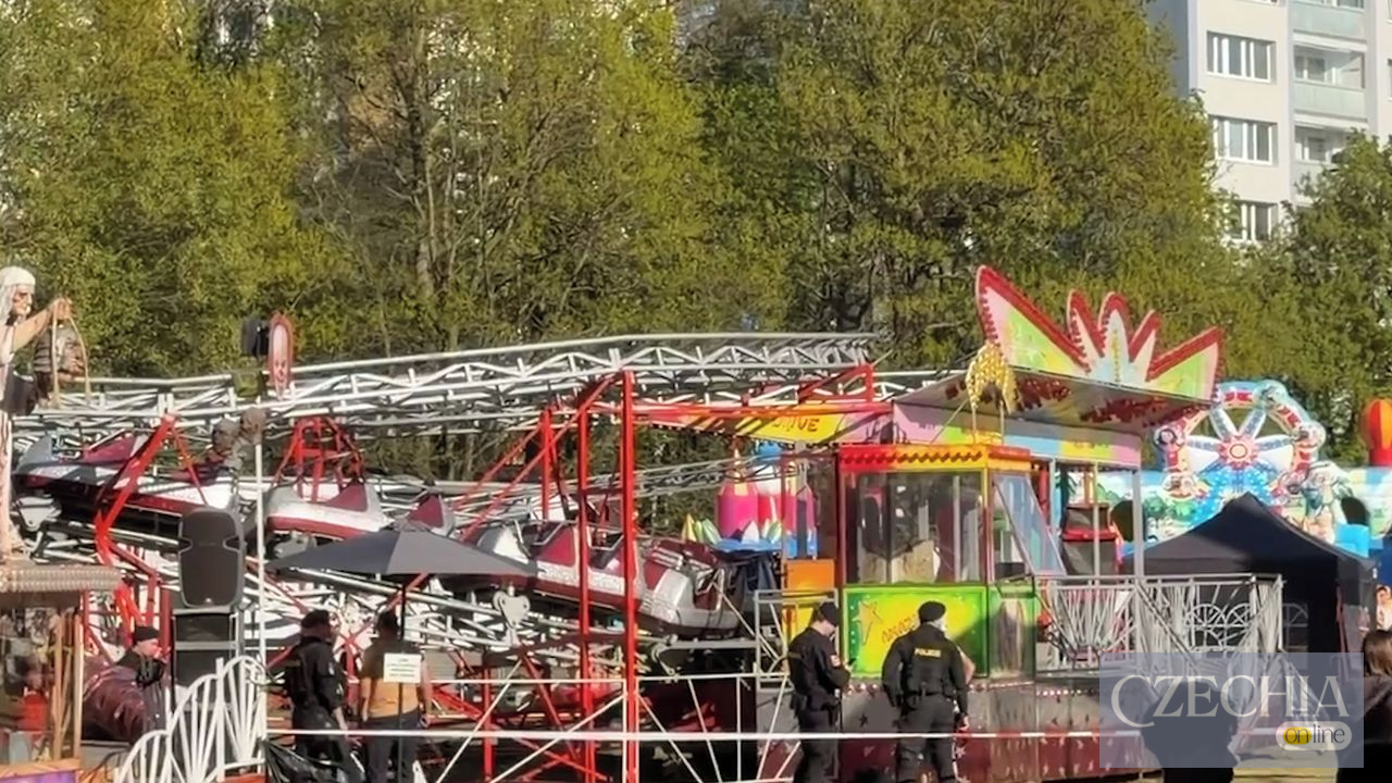 Фото до матеріалу: У Чехії на ярмаркових гірках зіткнулися два вагончики: дев'ять людей постраждали
