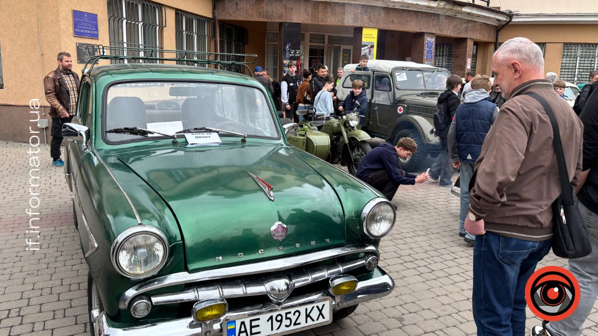 Фото до матеріалу: В Івано-Франківську збирали кошти для військових на виставці ретроавтомобілів