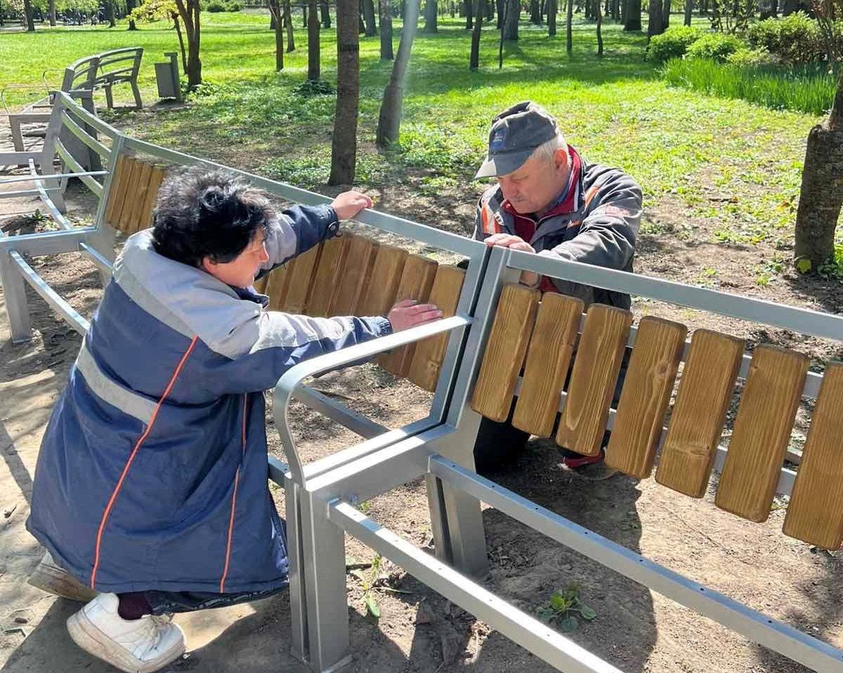 Фото до матеріалу: У парках Івано-Франківська з'являться нові лавки: комунальники оновлюють міські зони відпочинку