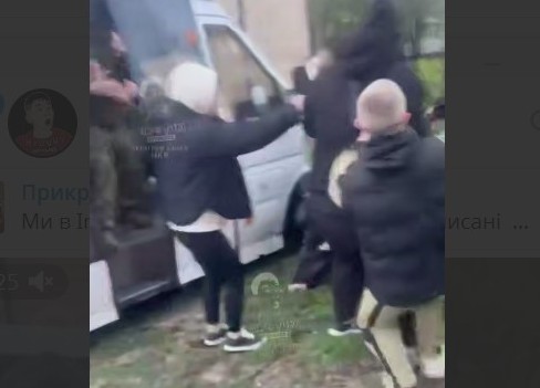 Фото до матеріалу: У Кривому Розі перевіряють повідомлення про конфлікт ТЦК і підлітків у Зарічному