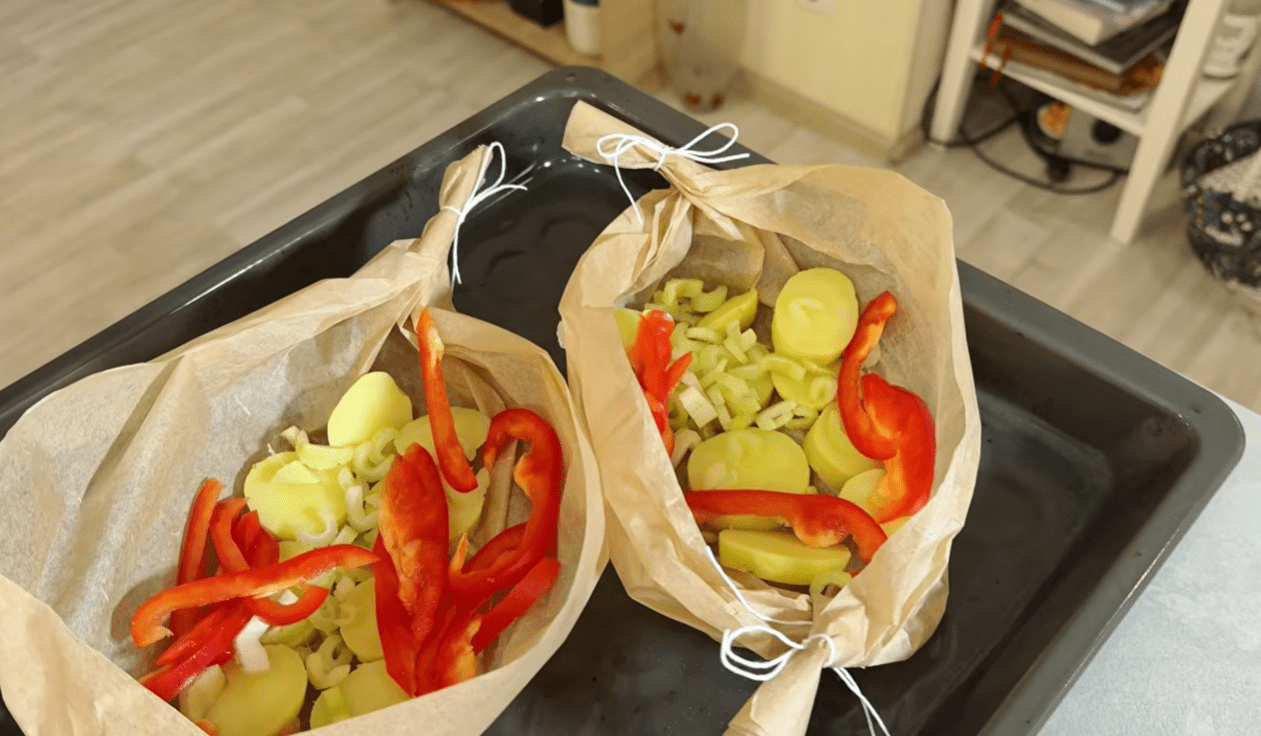 Фото до матеріалу: Риба, яка вийде у всіх! Просто, смачно і без клопоту – потрібен пергамент та кілька овочів