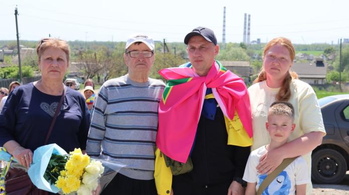 Фото до матеріалу: Військовий Олексій Дудник повернувся з російського полону: сльози та Гімн України в селі Пришиб