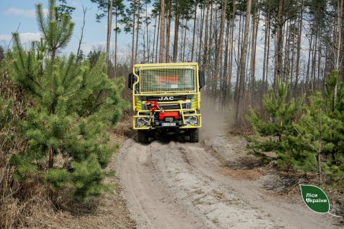 Фото до матеріалу: Лісники України отримали нові пожежні машини: замість ЗІЛ-131 — сучасна техніка з цистерною на 4,5 тонни