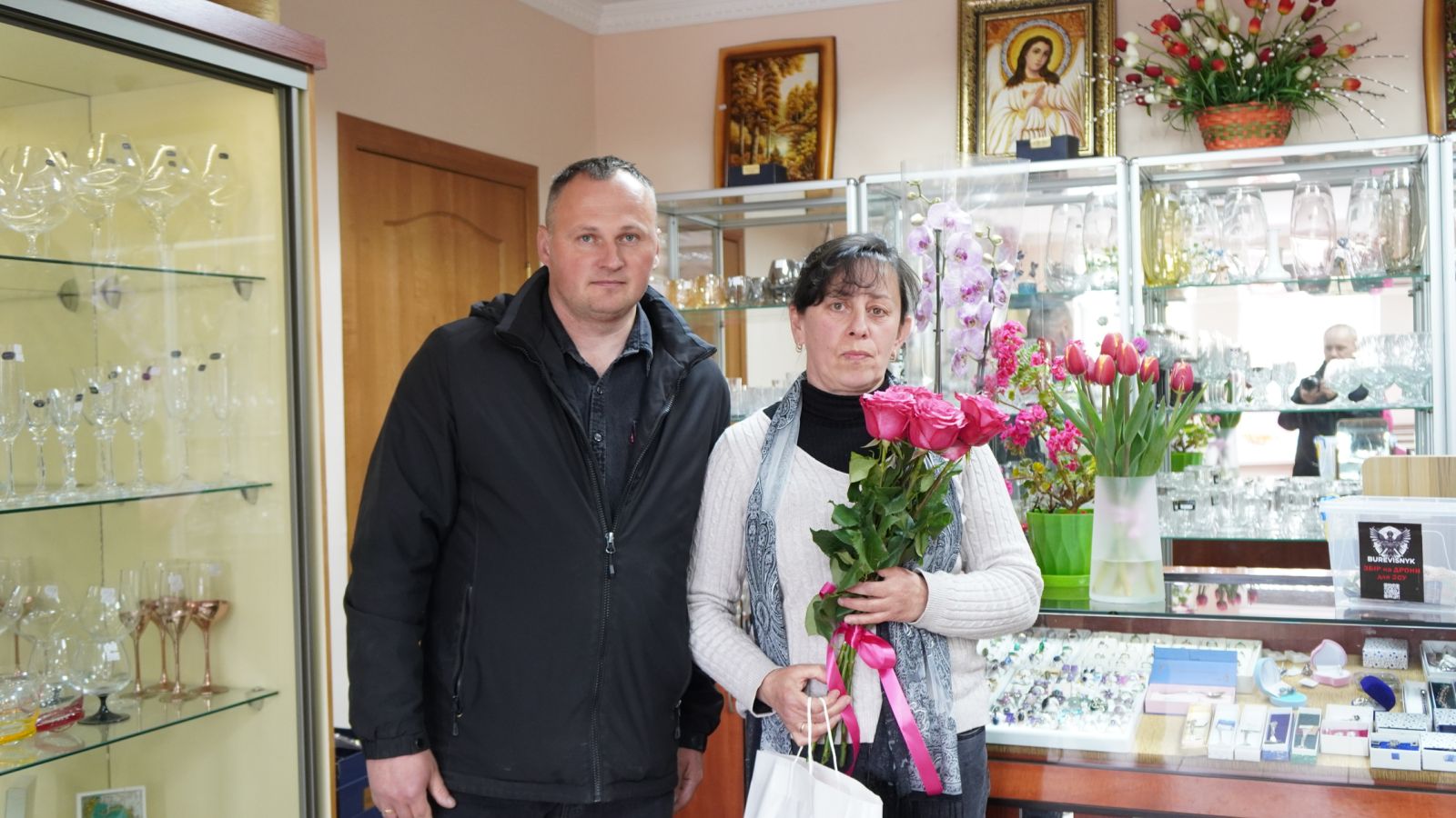 Фото до матеріалу: У Ратному привітали з днем народження дружину загиблого захисника