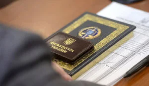 Фото до матеріалу: У Львові прокурор після пʼяного дебошу зберіг посаду: рішення КДКП