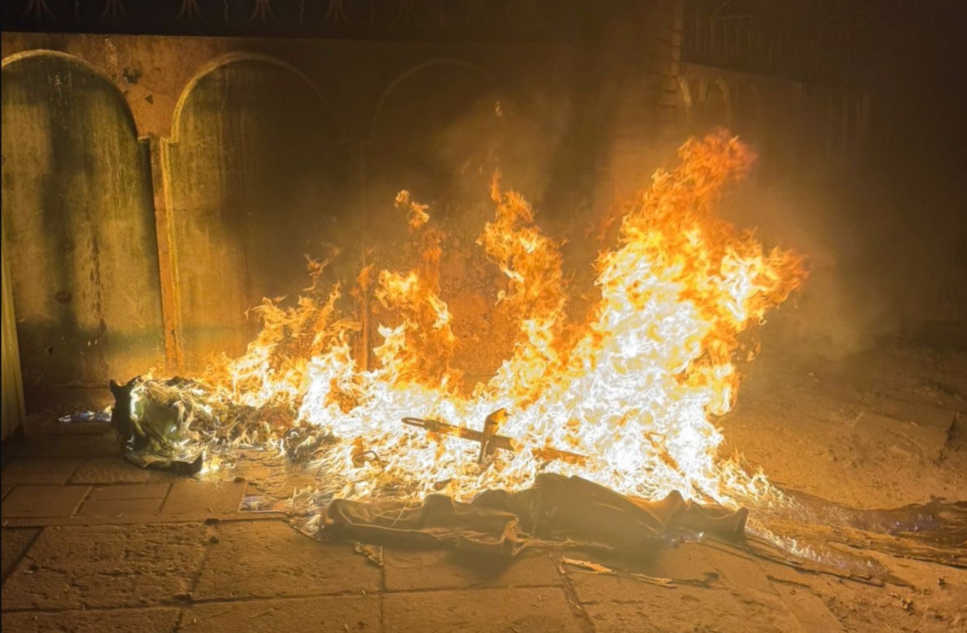 Фото до матеріалу: У Львові вночі 14 квітня: серія підпалів сміттєвих контейнерів