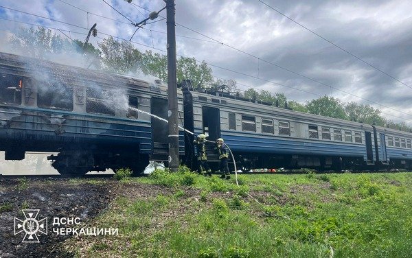 Фото до матеріалу: Загорівся електропотяг на Черкащині: евакуація 40 пасажирів та ліквідація пожежі