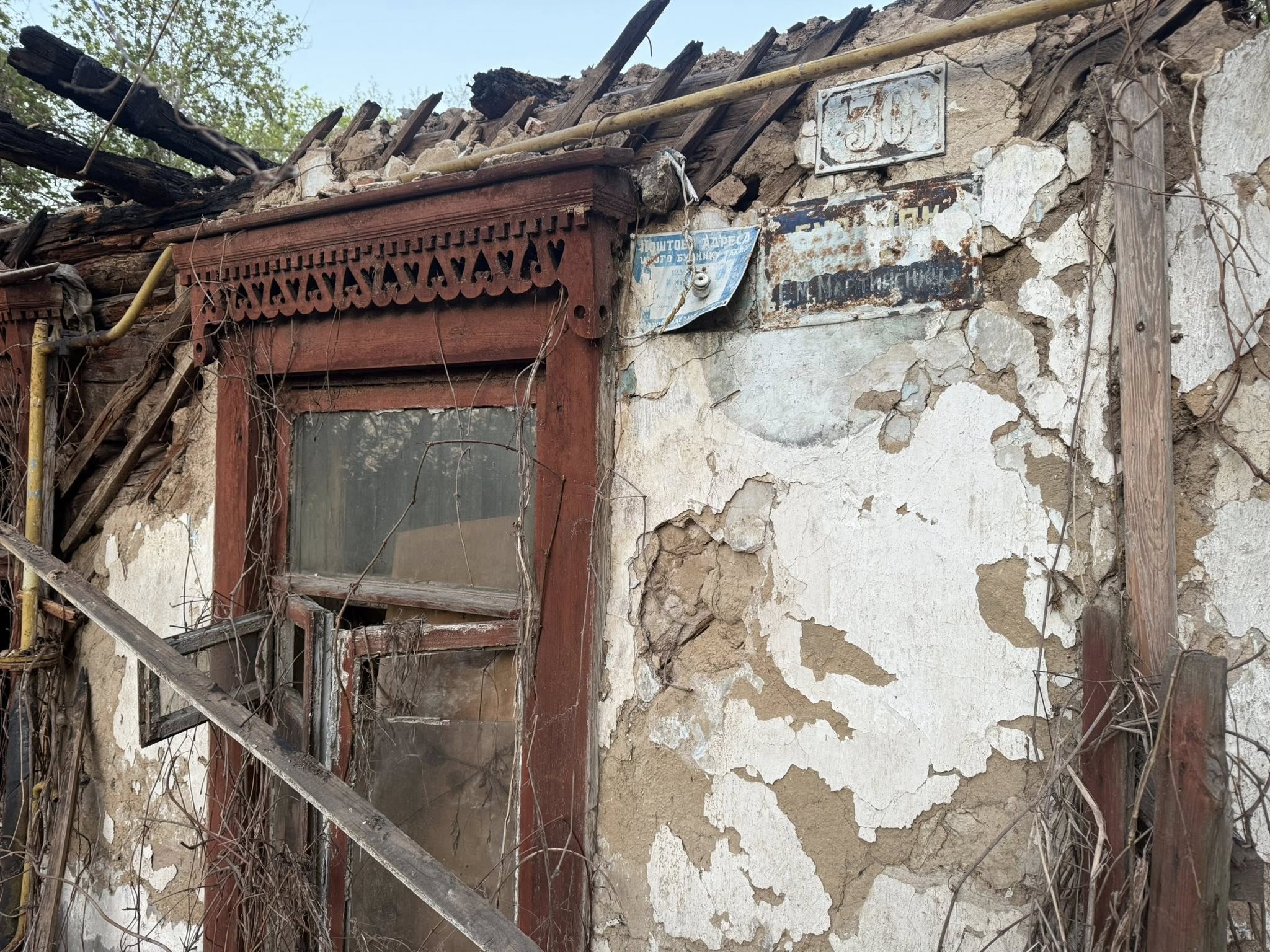 Фото до матеріалу: У Солом'янському районі згорів унікальний будинок залізничників кінця XIX століття
