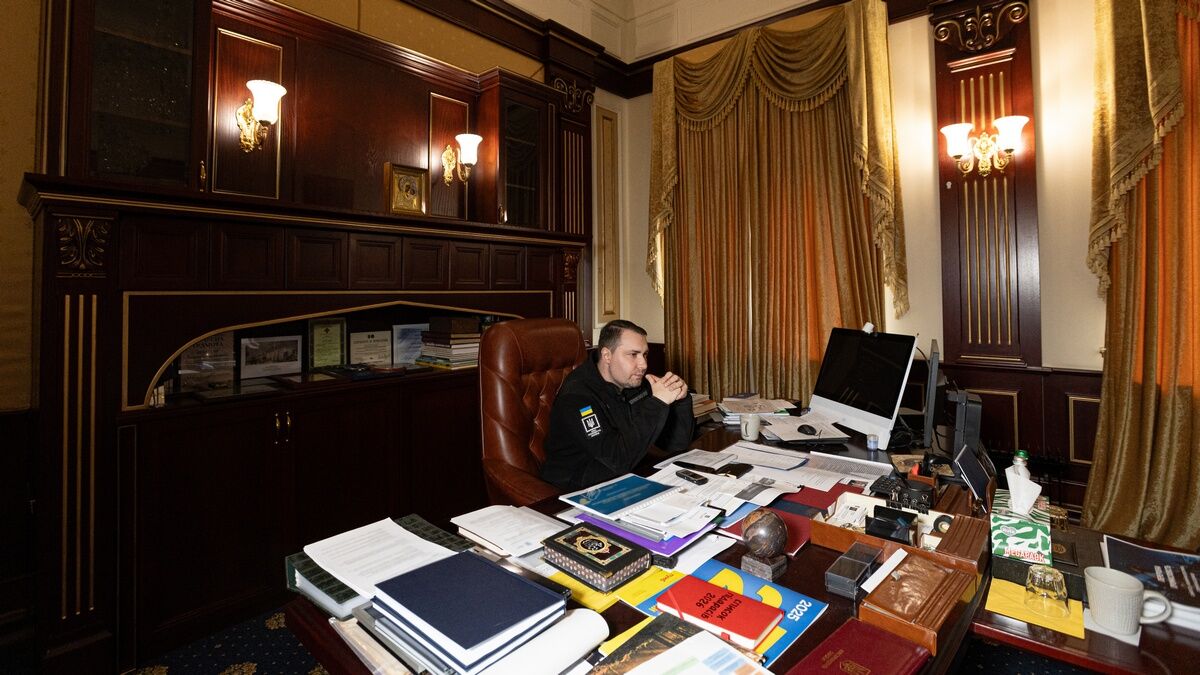 Фото до матеріалу: Кирило Буданов читає Роберта Гріна: що відомо про «48 законів влади» на столі політика