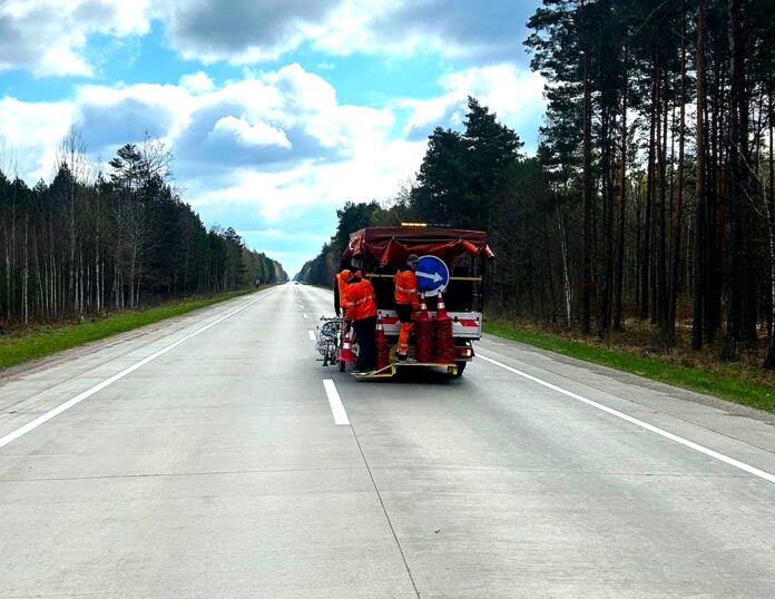Фото до матеріалу: На «Варшавці» оновлюють дорожню розмітку