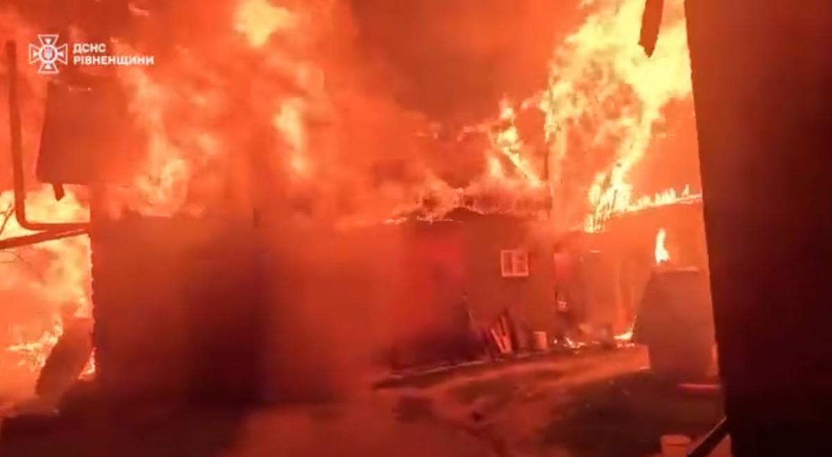 Фото до матеріалу: Вогонь знищив господарську споруду в Межирічі: житловий будинок врятували