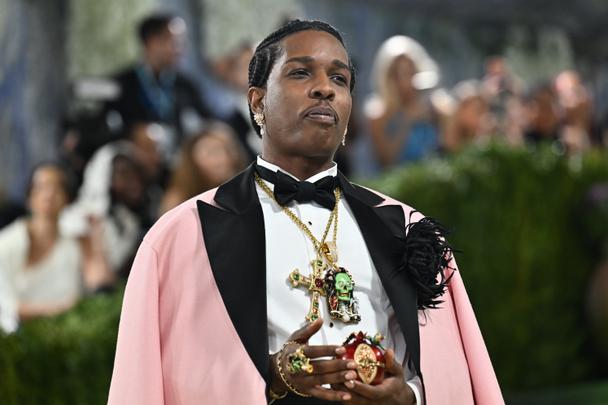 Фото до матеріалу: Ріанна і її бойфренд у цікавих образах відвідали Met Gala — Шоу-бізнес