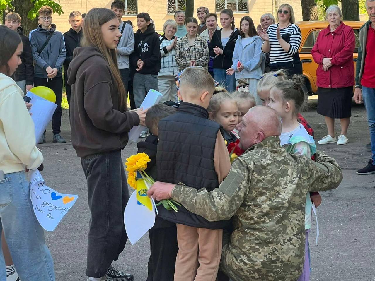Фото до матеріалу: Героїчний повернення: у Великовисківській громаді зустріли звільненого з полону військовослужбовця