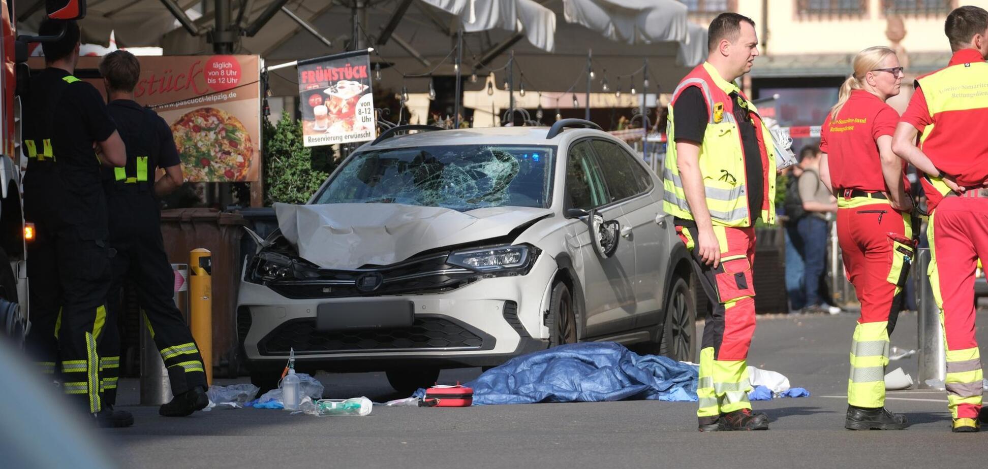 Фото до матеріалу: Трагедія в Лейпцигу: автомобіль влетів у натовп, є загиблі