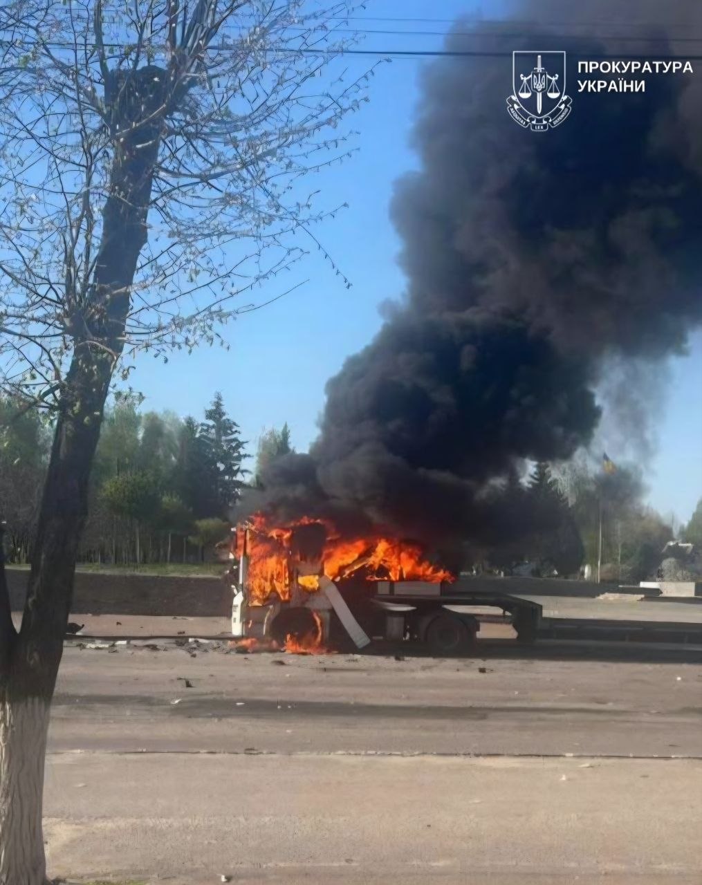 Фото до матеріалу: Російський БпЛА влучив у вантажівку в Путивлі: водій поранений, авто загорілося