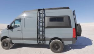 Фото до матеріалу: Пенсіонерка перетворила Ford Transit на сучасний кемпер: бюджет $2000 на місяць та секрети відкритого планування