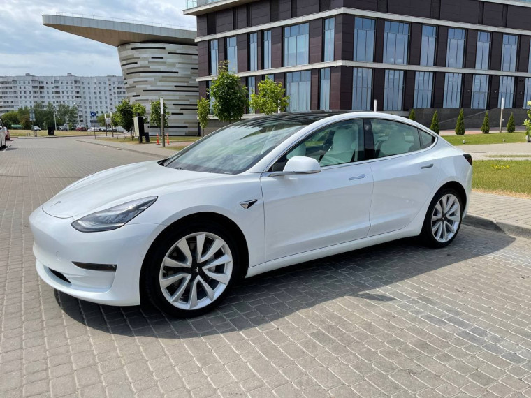 Фото до матеріалу: Власникам Tesla загрожує небезпека: відкликано понад 218 тисяч електромобілів