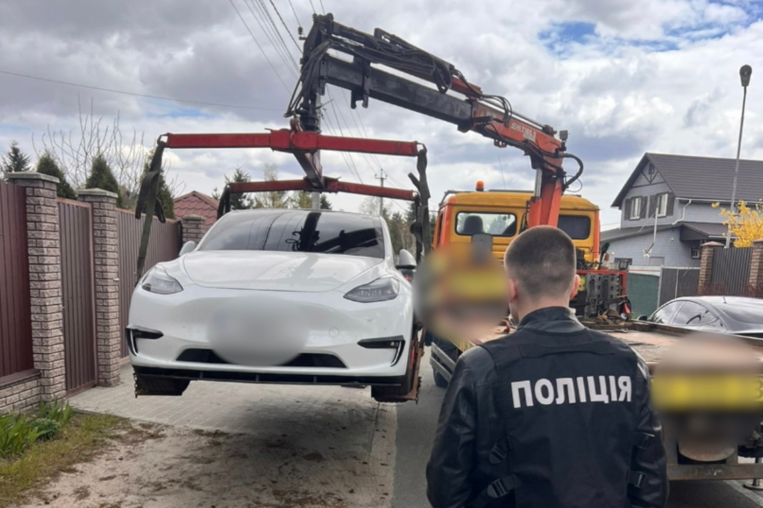 Фото до матеріалу: У ТЦК провели 44 обшуки: вилучено Tesla, мотоцикли та готівку на 92 млн грн