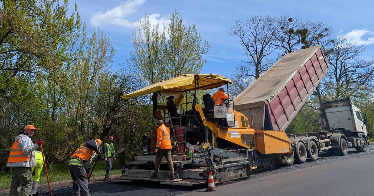 Фото до матеріалу: На дорогах Волині триває ремонт «великими картами»: відновлено 63 тисячі квадратних метрів