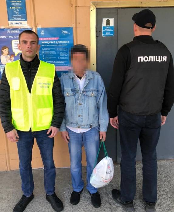 Фото до матеріалу: У Черкасах примусово видворили двох іноземців за рішенням міграційної служби