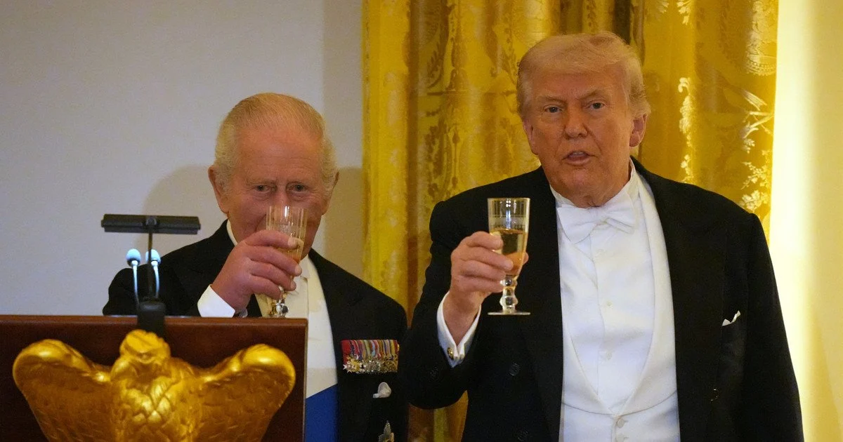 Фото до матеріалу: Король Чарльз III подарував Трампу дзвін з підводного човна Другої світової війни