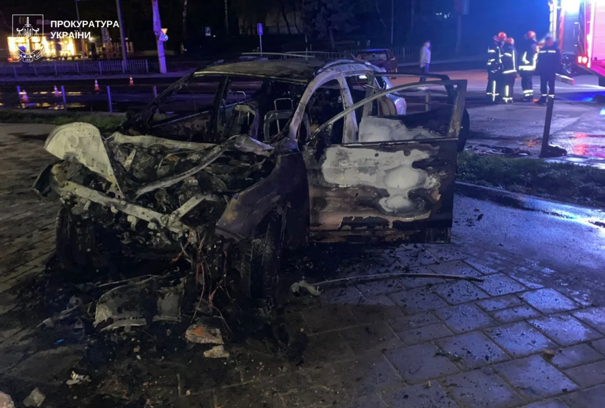 Фото до матеріалу: У Львові п'яний водій в'їхав у бетонну стіну: троє пасажирів постраждали