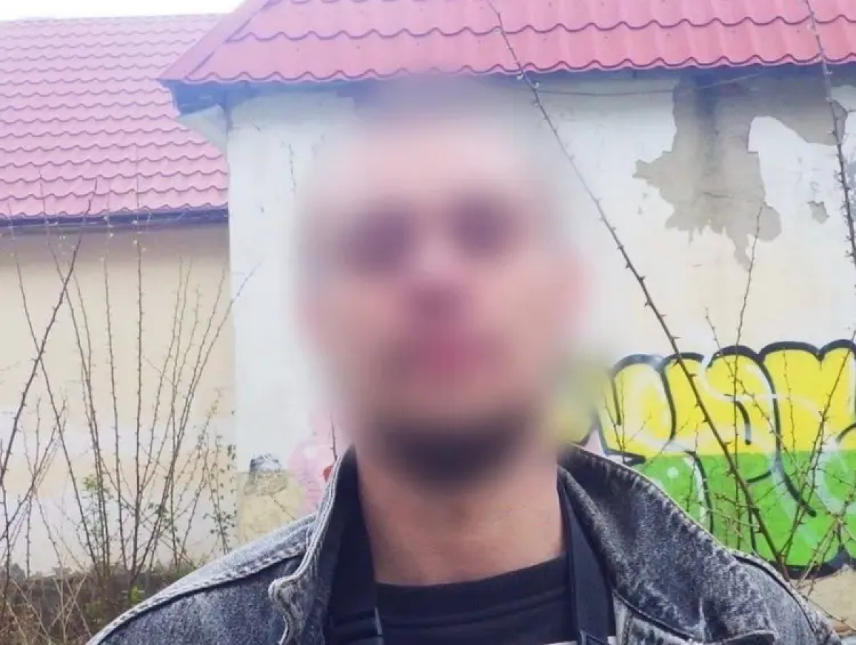 Фото до матеріалу: У Києві затримали чоловіка, який напідпитку погрожував пістолетом на бульварі Верховної Ради