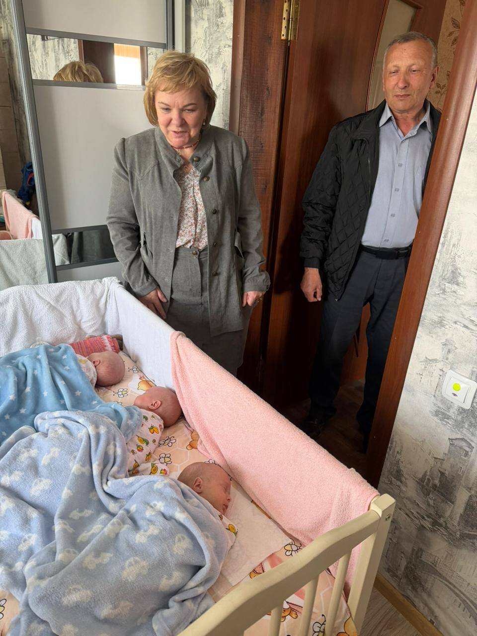 Фото до матеріалу: У Забродівській громаді привітали маму трійні з Днем матері
